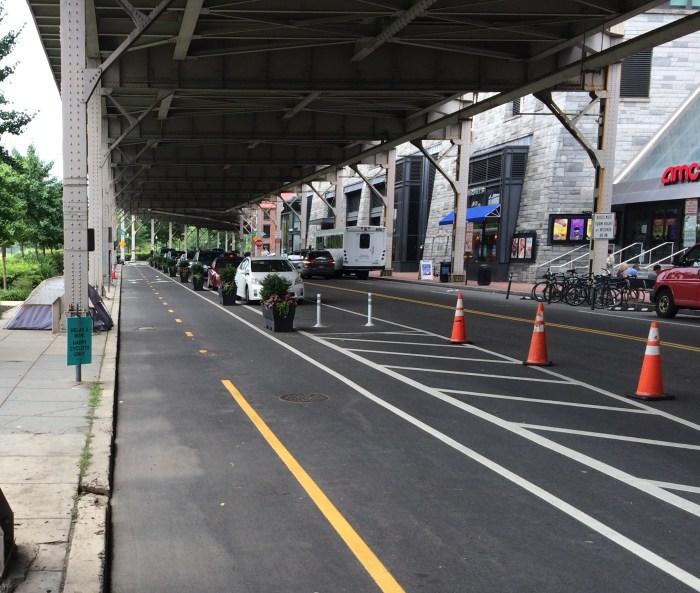 Divided Bike Path Under Whithurst 7-27-18 IMG_5882